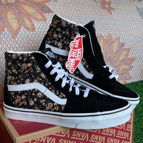 Vans WMNS Sk8-Hi
Rose Dreams Black/White
VN0005U9BZW
Sneakers - Picture 6 of 16